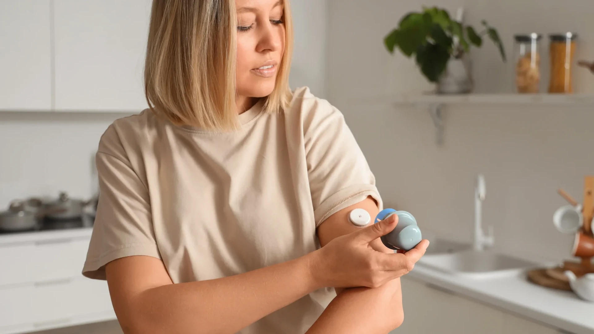 woman injecting her arm